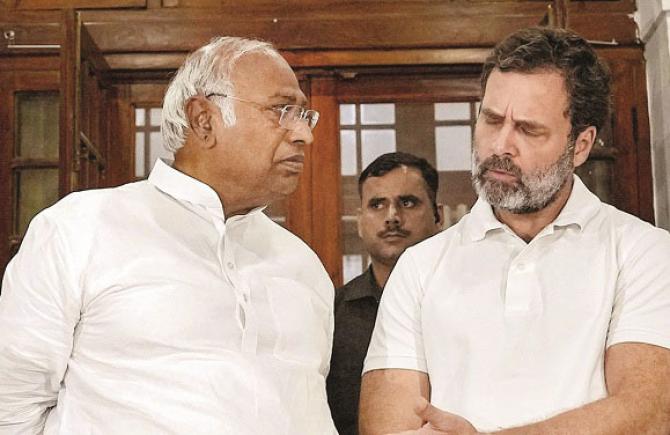 Mallikarjun Kharge and Rahul Gandhi worked hard but their efforts went in vain. Photo: INN