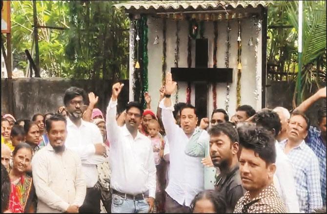 Angry residents can be seen raising slogans against the railway`s decision. Photo: INN