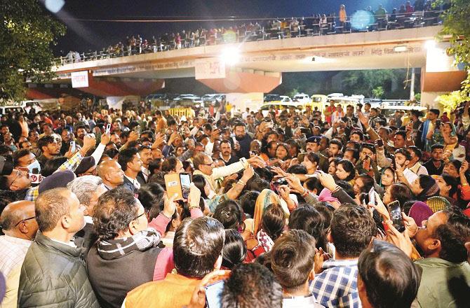 In the picture below, the `Lady sisters` can be seen crying hugging Shivraj Singh Chouhan. Photo: INN