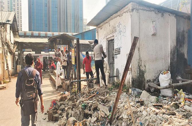 The dispensary at Malad station is being demolished for the sixth line. Photo: INN