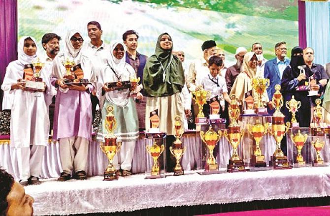 The students who won the prizes in the Maharashtra Urdu speech competition yesterday, while the guests and the organizers are also seen. Photo: INN