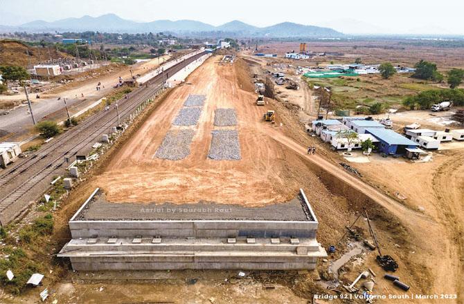 The work of laying the fifth and sixth lines up to Virar is in progress. Photo: INN