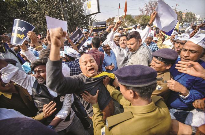 Police trying to stop Aam Aadmi Party protest against Manish Sisodia`s arrest.(PTI)