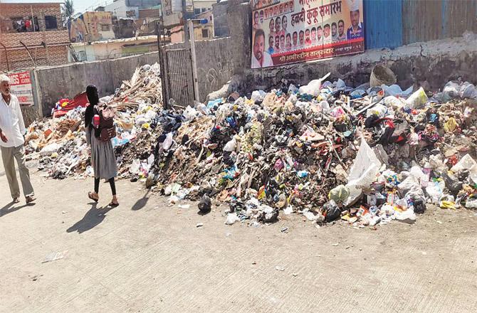 A pile of garbage can be seen in front of Allama Shibli Naumani Garden in Maloni. (Photo: Inqlab)