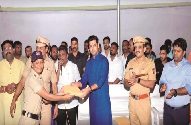 Member of Parliament Sri Kant Shinde distributing uniforms to police personnel at Nowpara Police Station.