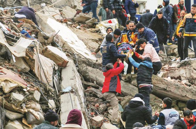 After the earthquake, the rescue workers and civilians were evacuating people trapped in the rubble of buildings and moving them to a safe place. (Photo: AP/PTI)