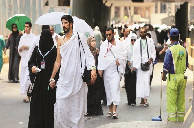 After making the pilgrims wait for a long time, the Hajj Committee started the process of making them on the form (file photo).