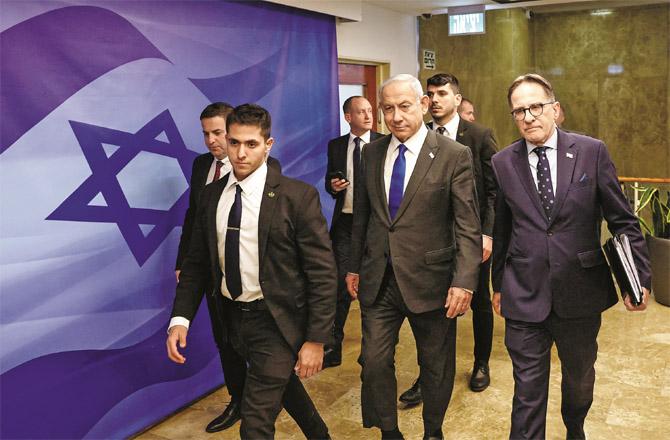 Israeli Prime Minister Netanyahu with his colleagues after the cabinet meeting. (Photo: Agency)