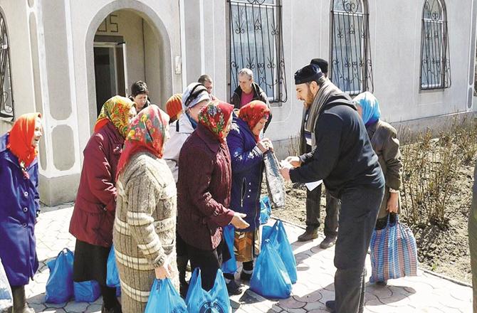 It is not necessary to be in a rotten condition and in dirty clothes. Even those who don`t seem needy can be needy