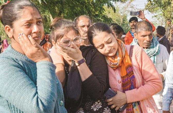 Family members of a mother and daughter who died in self-immolation in Kanpur can be seen grieving during the last rites. (PTI)