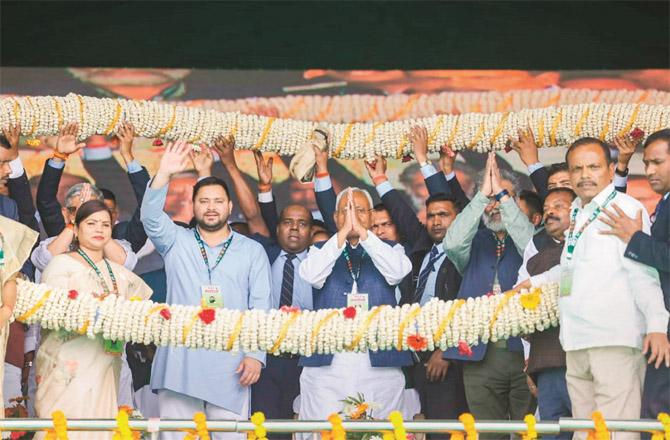 At the Mahagathbandhan rally in Purnia, all the coalition leaders can be seen on stage. (PTI)