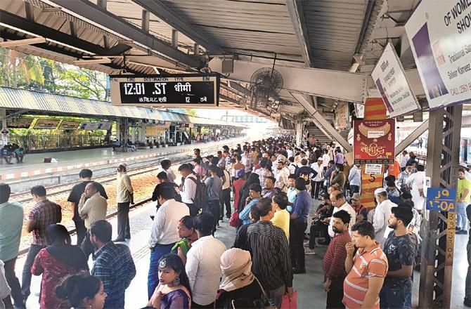 Due to delayed trains, Mumbra railway station is witnessing huge crowding.