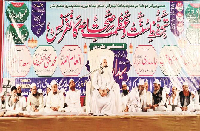 Maulana Muhammad Yahya Naqshbandi giving a speech while other scholars can also be seen