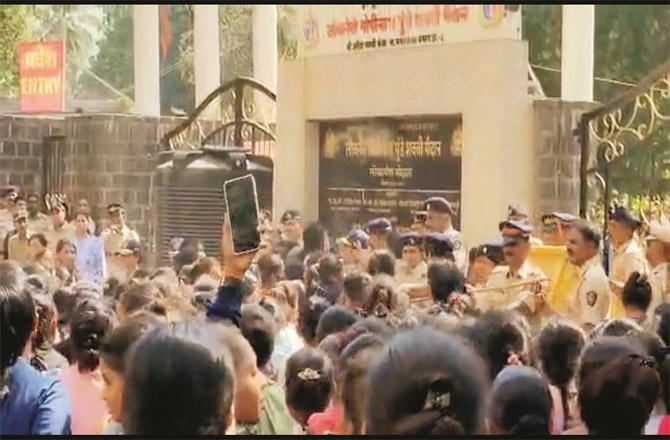 The scene of lathi charge on girls coming for recruitment in fire brigade