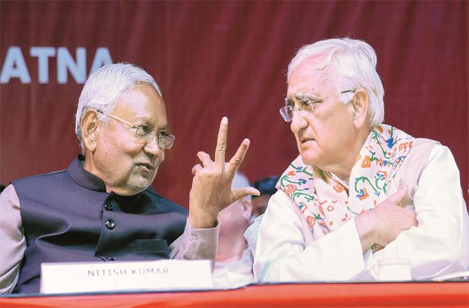 Congress leader Salman Khurshid and Chief Minister Nitish Kumar during the ceremony.(PTI)