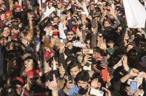 پشاور میں دہشت گردی کیخلاف’ امن مظاہرہ‘ ، ہزاروں افراد کی شرکت