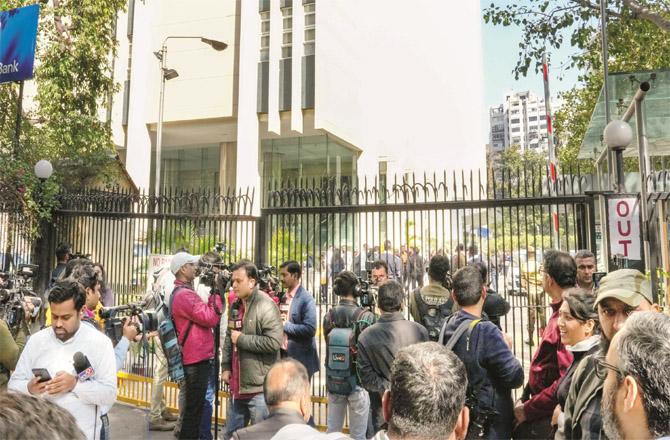 دہلی میں بی بی سی کے دفتر کے باہر میڈیا کے نمائندوں کا ہجوم موجود تھا جو پل پل کی خبر نشر کررہے تھے۔(پی ٹی آئی )