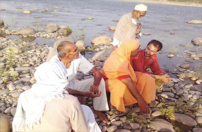 India is the cradle of different religions where people have been living together while sticking to their own religion. This is history.