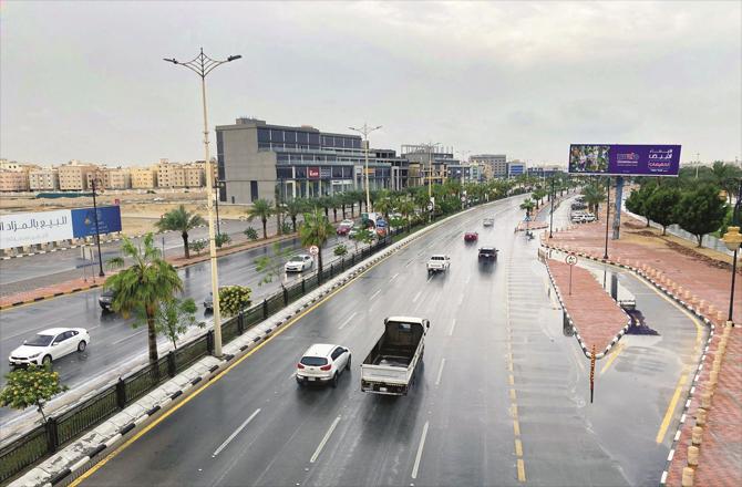 Vehicles are passing on the road after rain in Sharqiya region. (Photo: SPA)