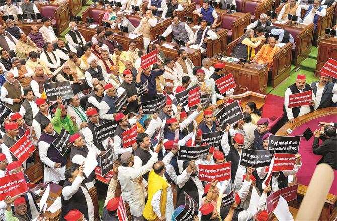 The Samajwadi Party staged a fierce protest against the government inside the Assembly (Photo: PTI).