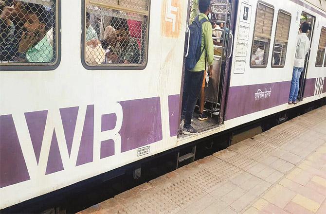 A gap can be seen between the train and the platform at Khar railway station.