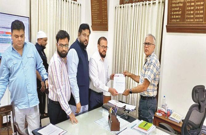 The delegation led by Abu Asim Azmi presented a memorandum to the General Manager of Central Railway.