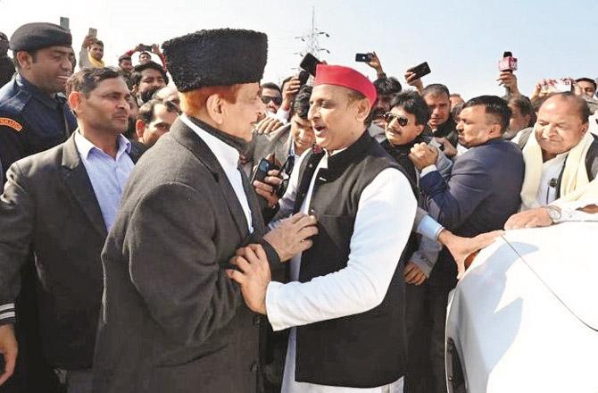 Azam Khan welcomed Akhilesh Yadav with his supporters near Kosi river.
