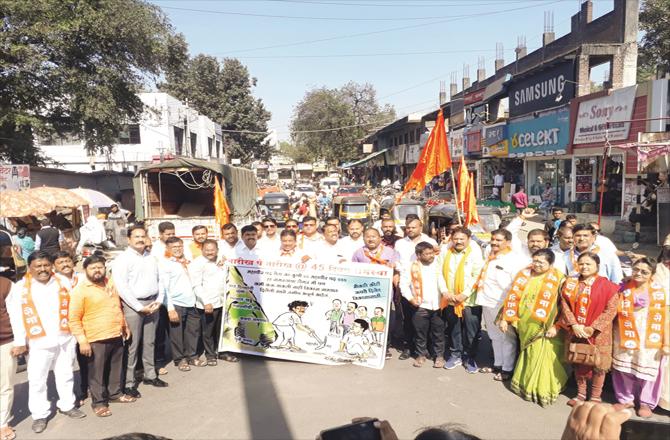 Shiv Sena leaders and workers during the protest in Dhulia (Photo, inquilab).