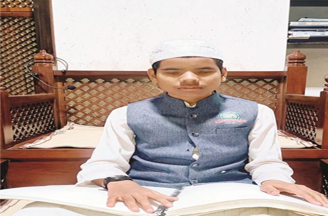 Hafiz Mohammad Rehan took a copy of the Holy Quran with dots in the holy mosque of Jogeshwari; Photo: INN