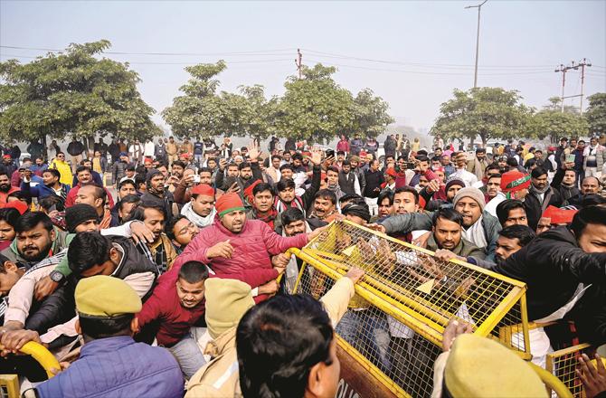 Party workers protesting the arrest of Samajwadi digital media in-charge.