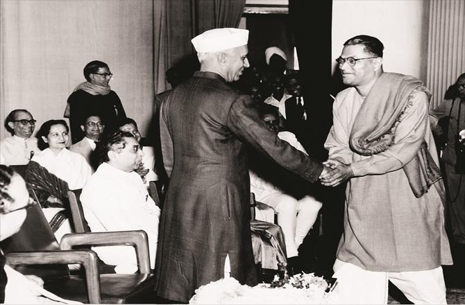 A memorable picture of Pankaj Malik with then Prime Minister Pandit Nehru in 1955