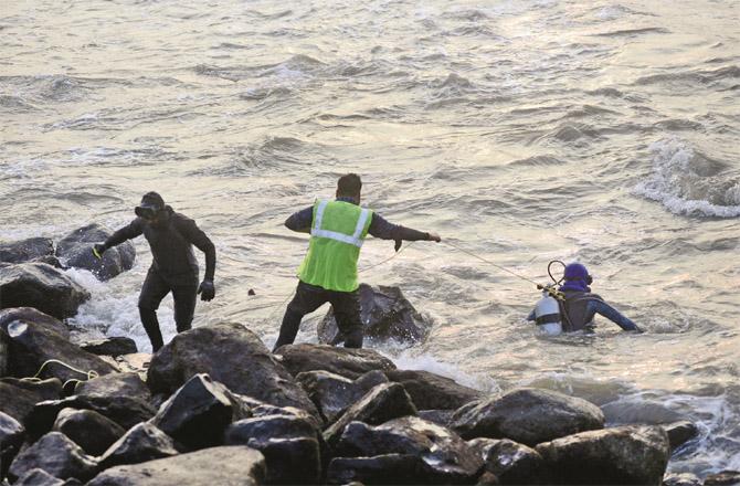 Private divers are trying to find the body in Khorsamandar