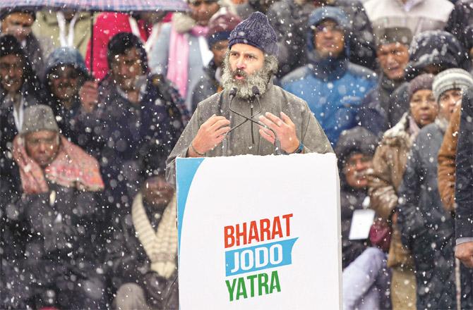Rahul Gandhi speaking during snowfall in Srinagar. (PTI)