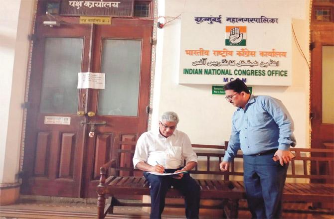 Leader of Opposition in the Municipal Corporation Ravi Raja (Congress) was sealed while listening to the issues of a citizen on the bench outside his party office.