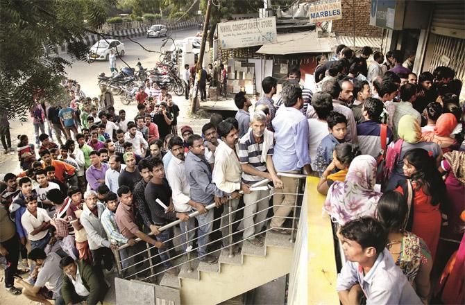 At the time of demonetisation, the entire country was seen standing in a queue in the same way. (file photo)