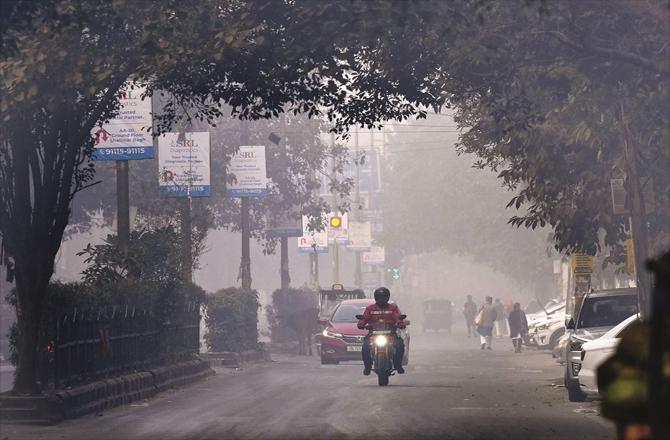  دہلی میں سردیوں کی صبح کہرے کے بیچ چند افراد کو ہی سڑک پر رواں دواں دیکھا جاسکتاہے۔