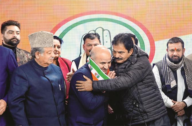 KC Venugopal welcoming former Deputy Chief Minister Tara Chand and Pirzada Muhammad Saeed to the party. (PTI)