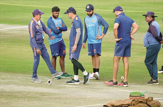 The coach and players of the Indian team are inspecting the Indore pitch. (PTI)