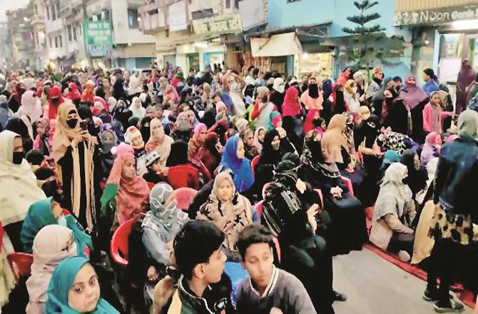 Local Muslim women are protesting Shaheen Bagh style in Ghafoor Basti of Haldwani. (Photo: Agency)