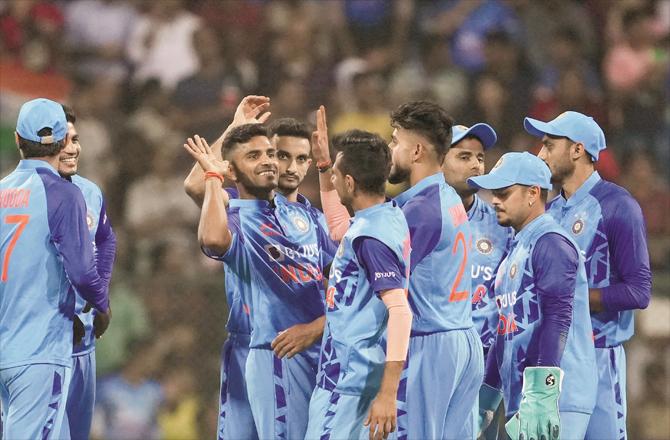 Shivam Mavi receiving applause from his teammates after taking Sri Lanka`s wicket.(PTI)