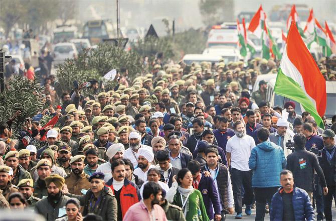 Despite the cold, a large number of people came to listen to Rahul Gandhi in the `Bharat Jodo Yatra`