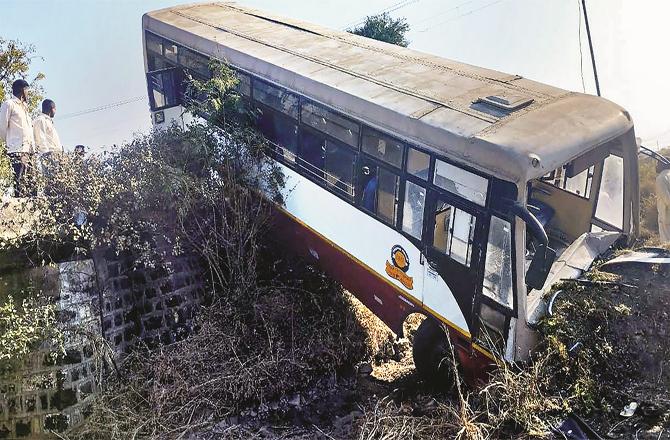 By looking at the condition of the bus, one can guess how terrible the accident was, fortunately no one died in it; (Agency)