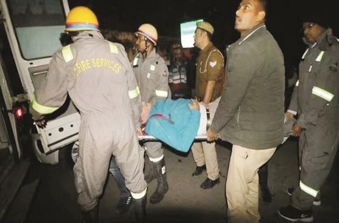 After the accident, a person who was pulled out of the wreckage is being taken to the hospital. (Photo: Courtesy Hindustan Times)