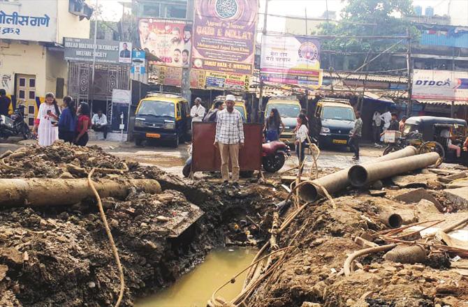 Due to this pothole, there is also a problem in traffic. (Photo: inquilab)