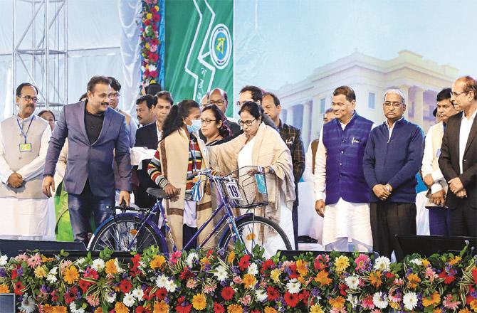 A day before leaving for Meghalaya, Mamata Banerjee presented a gift of bicycles to female students in Murshidabad (Photo: PTI).