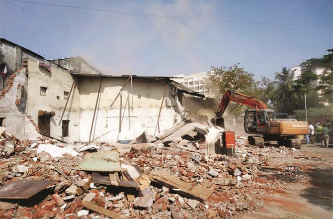 Municipal Corporation squad is demolishing illegal constructions in Bhayinder.