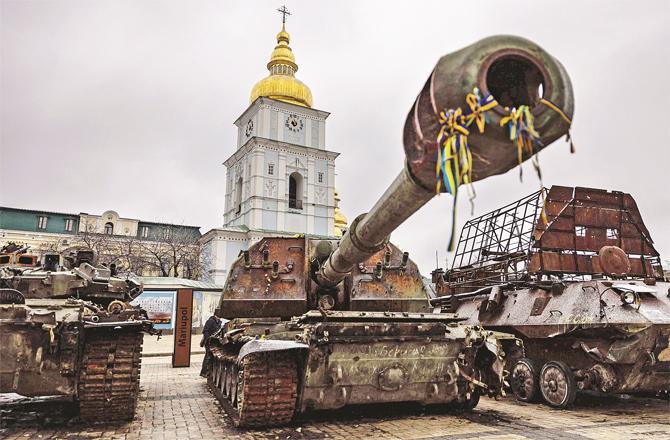 A Russian cannon in front of a church in Ukraine, currently Russia has stopped shelling, Inset: Vladimir Putin; Photo: INN