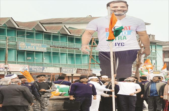 Congress leader Rahul Gandhi unfurling the flag at Lal Chowk in Srinagar on Sunday. (Photo: PTI)