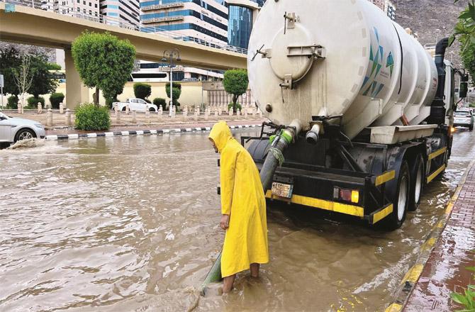 An attempt to drain rainwater in Makkah. (Photo: Saudi Press Agency)