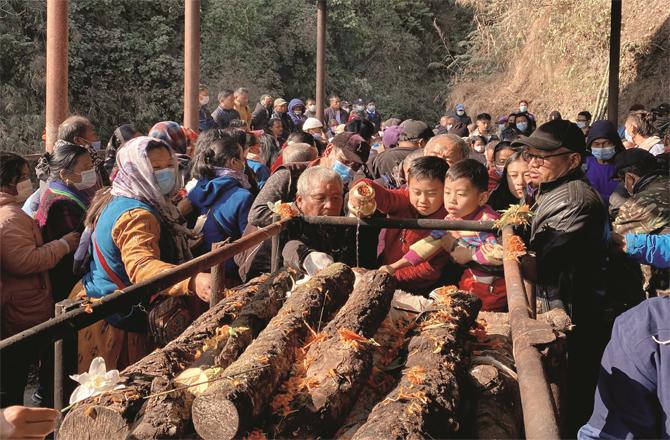 The last rites of those who died in the plane crash in Nepal`s Pokhara district were performed on Wednesday. Meanwhile, a large number of people participated and said goodbye to their relatives with moist eyes. (AP/PTI)